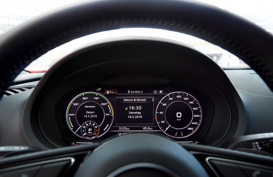 Панель приборов Audi A3 Sportback e-tron (8V) 2016 года  (фото 31 из 31)